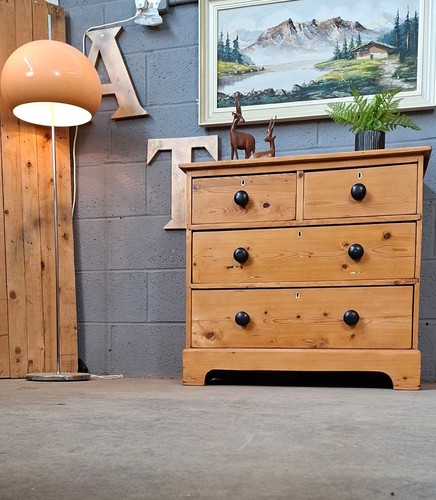 Chest drawers old pine - of,